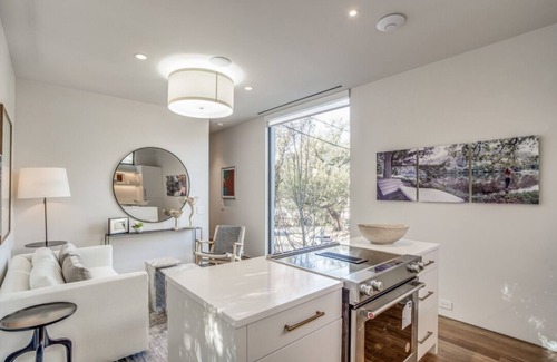 Oak Lawn Cabaña | Turtle creek Trailhouse, adjoining the Katy Trail