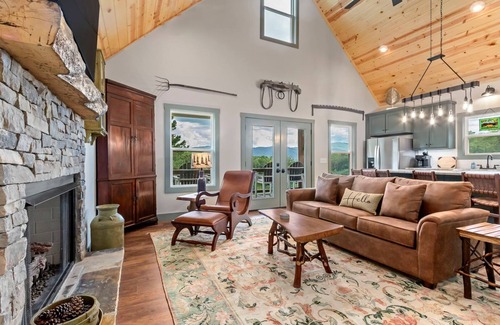 Hayesville Casa | TurtleKnob: Spacious 3BR home in Hayesville with stunning mountain views