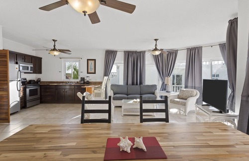 West End Village Condominio | Turtles Nest Beach Resort