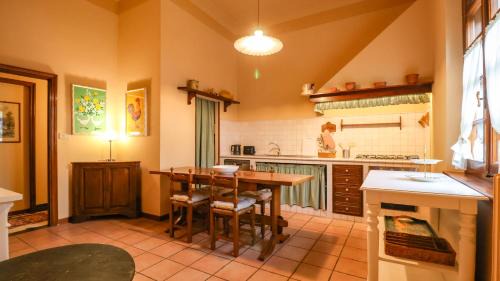 Massa e Cozzile Apartamento | TUSCAN HOUSE WITH GARDEN - with Wi-Fi, Free Parking