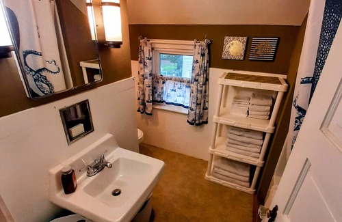 Ashtabula Cabaña | Tuscan-like Terraces Overlook Lake Erie Sunsets