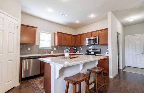 Fayetteville Casa | Tusk’s on Ivory! 2 miles from everything!