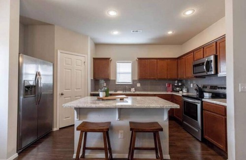 Fayetteville Casa | Tusk’s on Ivory! 2 miles from everything!