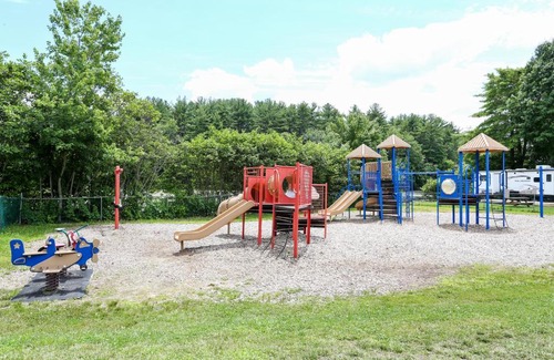 South Hampton Otro | Tuxbury Pond Camping Resort Cottage