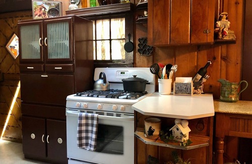 Twain Harte Cabina | Twain Harte CA Cute Cozy Cabin Sleeps 4, 1 Bedroom, Hot Tub.