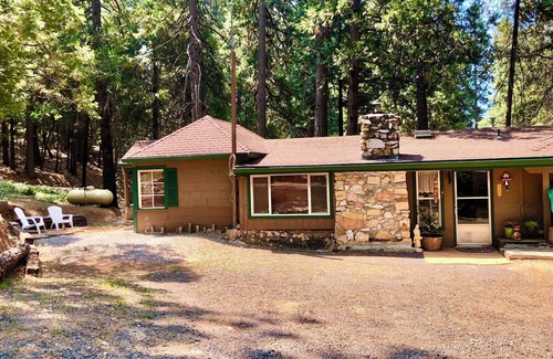 Twain Harte Cabina | Twain Harte CA Cute Cozy Cabin Sleeps 4, 1 Bedroom, Hot Tub.