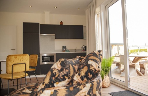 Nieuwvliet Casa | Twee Badkamers en Suite, Terras met Grote Zeiloverkapping, Eettafel en Lounge set op Terras