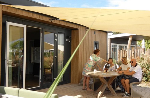 Nieuwvliet Casa | Twee Badkamers en Suite, Terras met Grote Zeiloverkapping, Eettafel en Lounge set op Terras