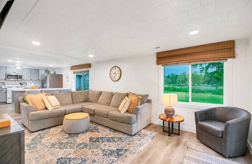 Trufant Casa | Twilight Cove: Crisp Air, Colorful Leaves & Lakeside Tranquility