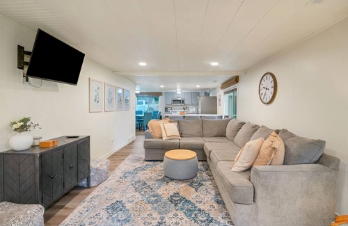 Trufant Casa | Twilight Cove: Crisp Air, Colorful Leaves & Lakeside Tranquility