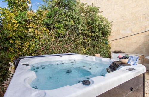 Ta' Għammar Casa | Twilight Gozitan Farmhouse With Pool - Happy Rentals
