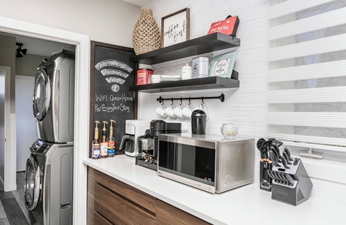 North Central Edmonton Casa | Twin bed Dreams W/AC - Near Rogers Place/RAH/NAIT