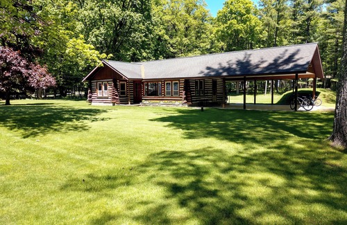 Honor Cabina | Twin Birch Resort - The Kodiak Cabin: Lake Access with Dock, Rowboat, and Kayak!