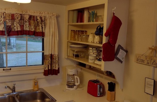 Honor Cabina | Twin Birch Resort - The Red Laker Cabin: Lakefront with Dock, Rowboat, and Kayak!