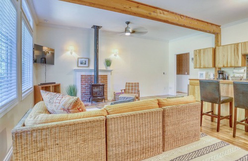 Zigzag Casa | Twin Cedars Getaway, Fenced Yard with Lawn, Deck, BBQ, Dog Friendly