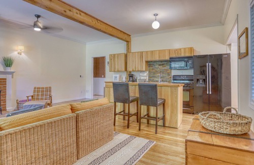 Zigzag Casa | Twin Cedars Getaway, Fenced Yard with Lawn, Deck, BBQ, Dog Friendly