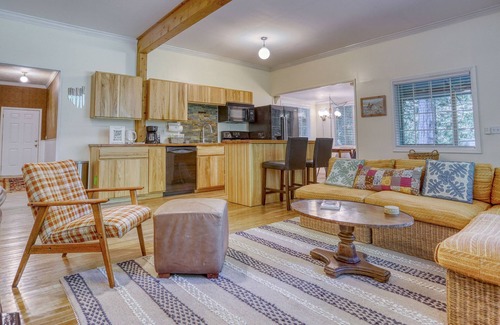 Zigzag Casa | Twin Cedars Getaway, Fenced Yard with Lawn, Deck, BBQ, Dog Friendly