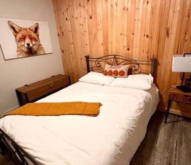 Val-des-Monts Casa | Twin Lake Retreat - Hot Tub & Private Beach