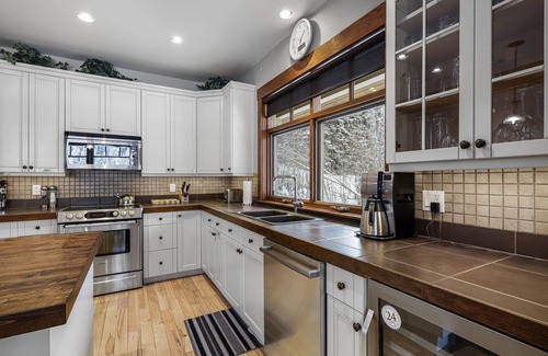 Sun Peaks Chalet De Esquí | Twin Oaks Chalet: 4BR Ski-In Chalet in Sun Peaks Resort w/Private Hot Tub
