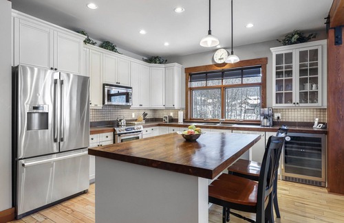 Sun Peaks Chalet De Esquí | Twin Oaks Chalet: 4BR Ski-In Chalet in Sun Peaks Resort w/Private Hot Tub