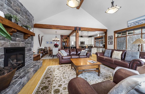Sun Peaks Chalet De Esquí | Twin Oaks Chalet: 4BR Ski-In Chalet in Sun Peaks Resort w/Private Hot Tub