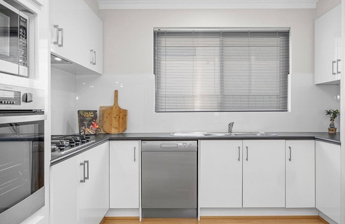 Marmion Casa | Twin Palms: 4BRM Coastal Retreat with Pool & BBQ