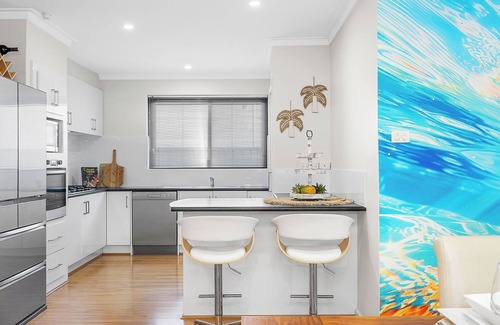 Marmion Casa | Twin Palms: 4BRM Coastal Retreat with Pool & BBQ
