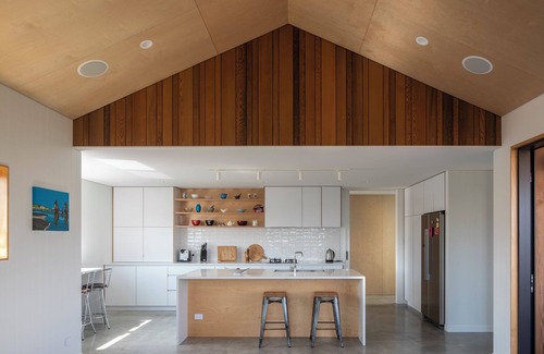 Rewa Casa | Twin Peaks Beach House - New Plymouth Holiday Home