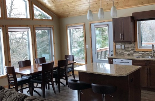 Manitoba Cabina | Twin Peaks Retreat- Cozy all-season cottage at beautiful Big Whiteshell Lake!