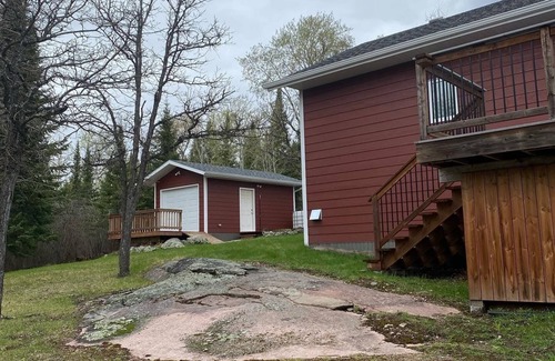 Manitoba Cabina | Twin Peaks Retreat- Cozy all-season cottage at beautiful Big Whiteshell Lake!