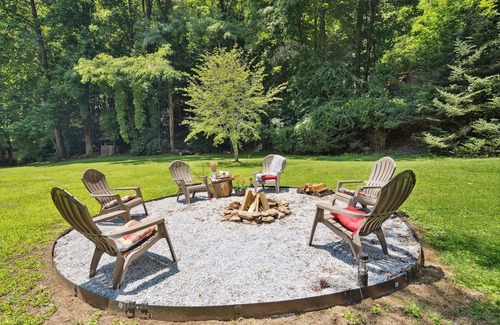 Whittier Casa | Twin Ponds Retreats (4-Bedroom) - Pets Allowed by RedAwning