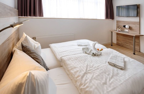 Heilbad Heiligenstadt Apartamento | Twin room with private corridor bathroom / Iberg view - Sonnenschein Hotel &