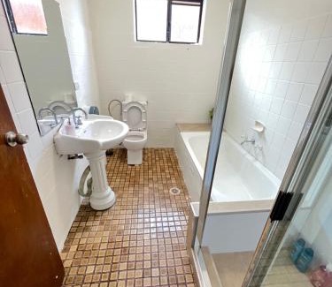 Lurnea Casa | Twin Room in Spacious House - L5