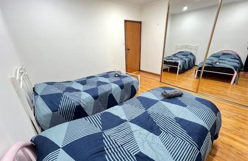 Lurnea Casa | Twin Room in Spacious House - L5