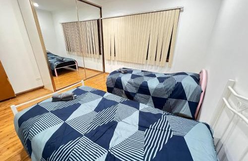 Lurnea Casa | Twin Room in Spacious House - L5
