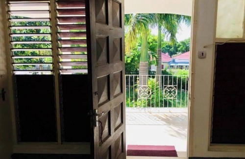 IronShore Estates Apartamento | Twin Room with Porch and garden view. Private bathroom. Shops 8 min. walk.
