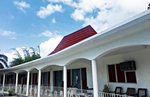 IronShore Estates Apartamento | Twin Room with Porch and garden view. Private bathroom. Shops 8 min. walk.