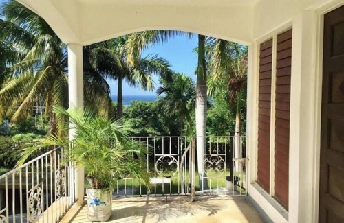 IronShore Estates Apartamento | Twin Room with Porch and garden view. Private bathroom. Shops 8 min. walk.