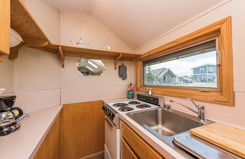 Sequim Cabaña | Twin View Cottage - King, Futon, jetted tub