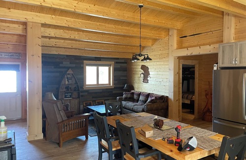 Manitoulin District Cabaña | Twins Harbour Cottage on Lake Kagawong, Manitoulin Island.