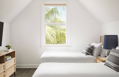 Key West Hotel | Two 3BR Paradise Suites in Key West, Shuttle Service, Onsite Parking, Pools!