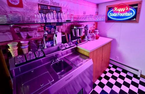 Blanchard Casa | Two Adjacent Cabins near Silverwood with Vintage Ice Cream Parlor & Movie Theater