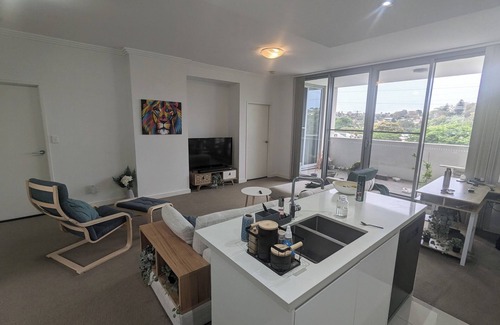 Turrella Apartamento | Two Bed Apartment next to train station (20 mins to Central)