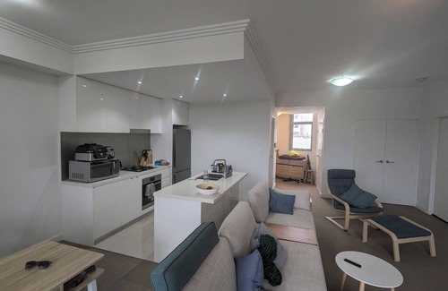 Turrella Apartamento | Two Bed Apartment next to train station (20 mins to Central)
