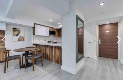 West End Apartamento | Two Bed & Breakfast Eterno Davie Village by Sunset Beach & Parking