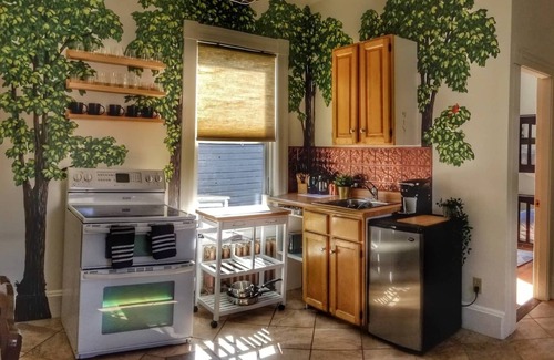 Queens Apartamento | Two bedrms, living+dining, Kedgi Lodge nature themed suite