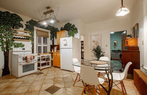 Queens Apartamento | Two bedrms, living+dining, Kedgi Lodge nature themed suite