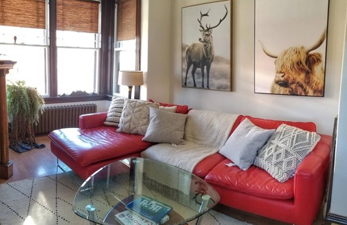Queens Apartamento | Two bedrms, living+dining, Kedgi Lodge nature themed suite