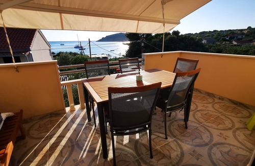 Drvenik Mali Apartamento | Apartamento para dos personas con terraza y vista al mar Drvenik Mali, Drvenik (A-16787-a)