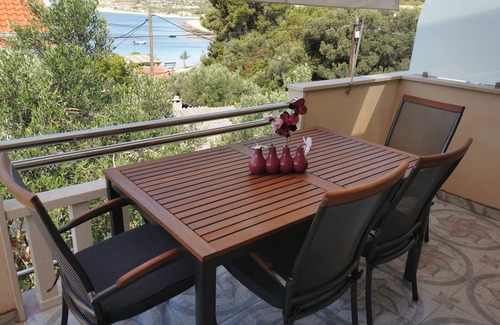 Drvenik Mali Apartamento | Apartamento para dos personas con terraza y vista al mar Drvenik Mali, Drvenik (A-16787-b)